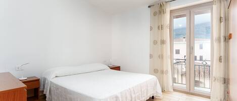 1 間睡房、熨斗/熨衫板、床單