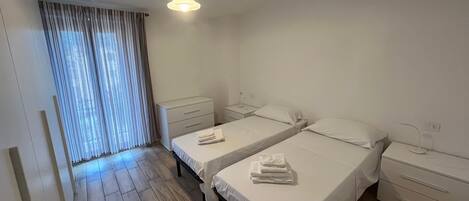 2 chambres, fer et planche à repasser, draps fournis