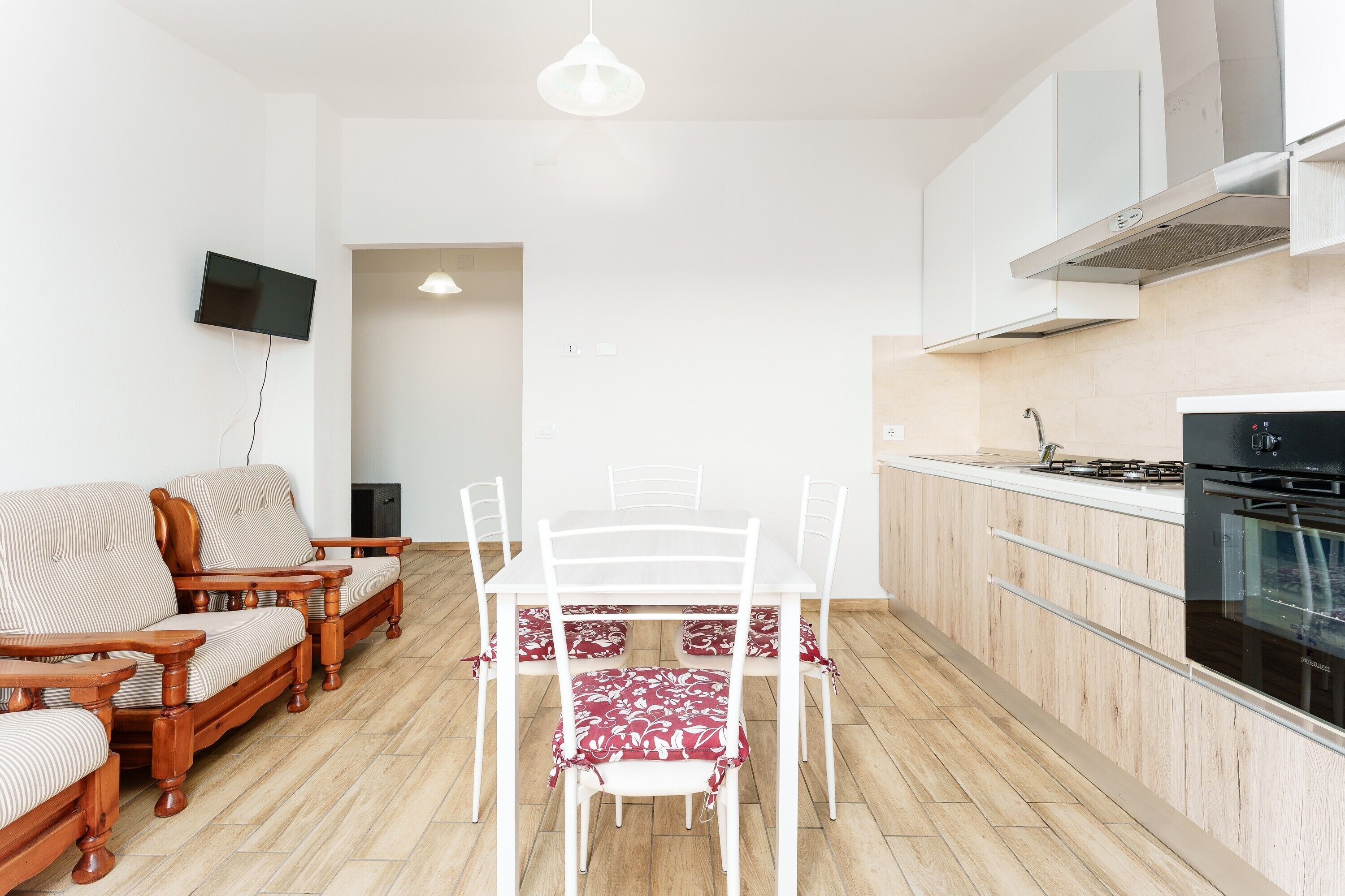 Frigorifero, forno, piano cottura, macchina per tè/caffè