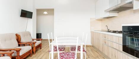 Frigorifero, forno, piano cottura, macchina per tè/caffè