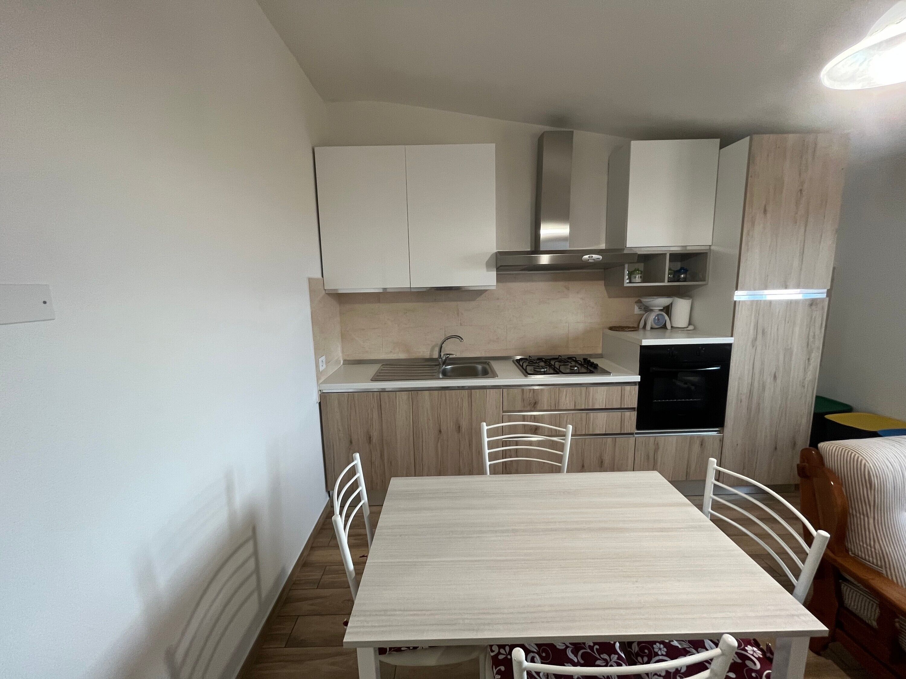 Fridge, oven, stovetop, coffee/tea maker