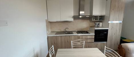 Fridge, oven, stovetop, coffee/tea maker