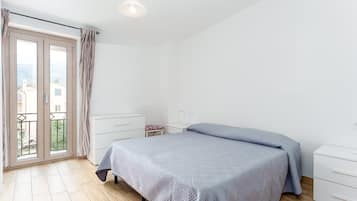 2 bedrooms, iron/ironing board, bed sheets