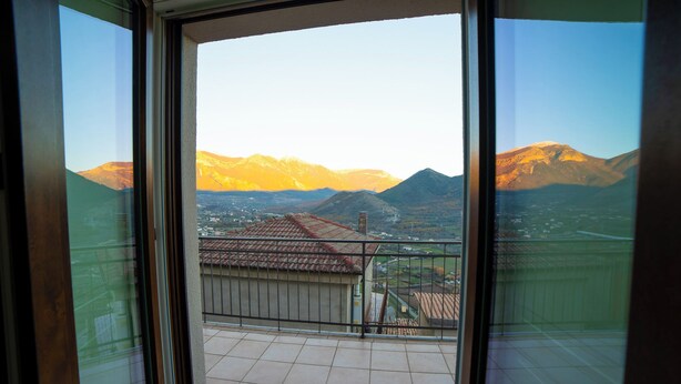 A balcony with a view of mountains and a town below. - B&B Anele (Morano Calabro)