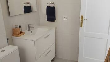 Een douche, een haardroger, handdoeken