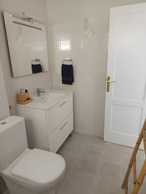 Shower, hair dryer, towels - Vacation Apartment 'Medano House' with Mountain Views, Private Terrace & Wi-Fi (El Médano)