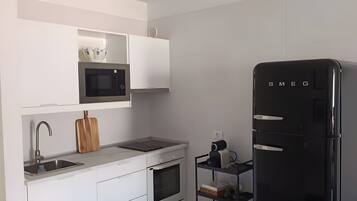 Een koelkast, een microgolfoven, een oven, een kookplaat