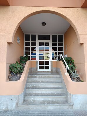 Exterior detail - Vacation Apartment 'Medano House' with Mountain Views, Private Terrace & Wi-Fi (El Médano)