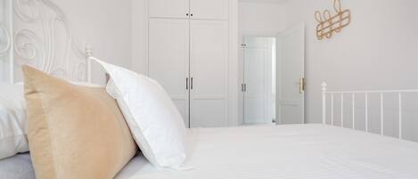 1 habitación, tabla de planchar con plancha, wifi y ropa de cama