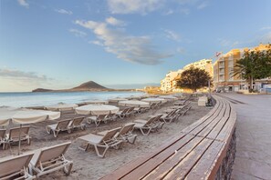 On the beach - Vacation Apartment 'Medano House' with Mountain Views, Private Terrace & Wi-Fi (El Médano)