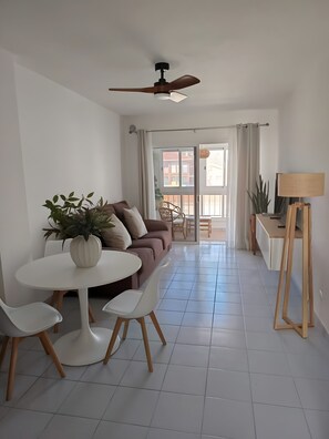 TV - Vacation Apartment 'Medano House' with Mountain Views, Private Terrace & Wi-Fi (El Médano)