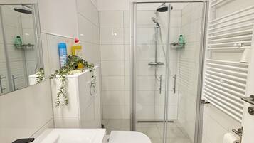 Dusche, Handtücher, Seife, Toilettenpapier