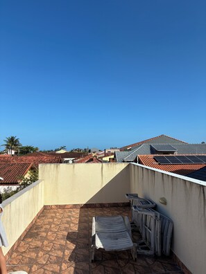 Terrace/patio - House in Peruibe, close to the beach, sleeps up to 10 people, pets allowed. (Peruíbe)