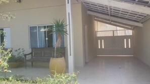 Terrace/patio - House in Peruibe, close to the beach, sleeps up to 10 people, pets allowed. (Peruíbe)