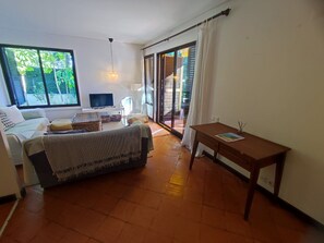 TV - T2 Apartment with private garden in the Balaia Apartments, Albufeira, Algarve (Albufeira)