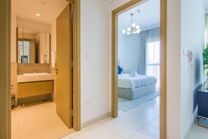 In-room safe, iron/ironing board, free WiFi, bed sheets - Cozy 1 BR in Dubai Creek Harbour (Dubai)