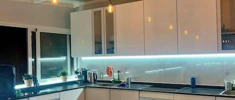 Tủ lạnh, lò vi sóng, dụng cụ nấu nướng/bát dĩa/dao nĩa