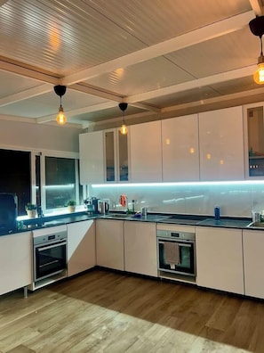 冰箱、微波炉、厨具/餐具