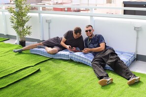 Fridge, microwave, cookware/dishes/utensils - La Isleta Nest Hostel (Las Palmas de Gran Canaria)