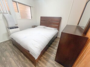 Tabla de planchar con plancha, wifi gratis y ropa de cama 
