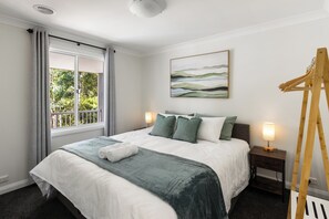 4 bedrooms, iron/ironing board, travel cot, WiFi - Valley View Retreat: 4  BR, 2.5  BA House in Sawmill Settlement, Sleeps 10 (Sawmill Settlement)