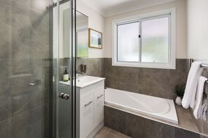 Shower, towels - Valley View Retreat: 4 BR, 2.5 BA House in Sawmill Settlement, Sleeps 10 (Sawmill Settlement)