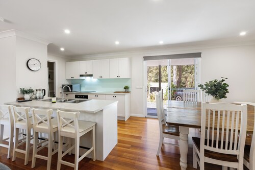 Valley View Retreat: 4 BR, 2.5 BA House in Sawmill Settlement, Sleeps 10