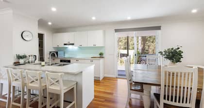 Valley View Retreat: 4 BR, 2.5 BA House in Sawmill Settlement, Sleeps 10