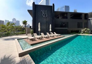 Pool - Spacious 1 BR in Business Bay (Dubai)
