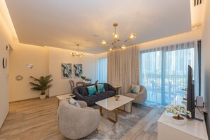 TV - Spacious 1 BR in Business Bay (Dubai)