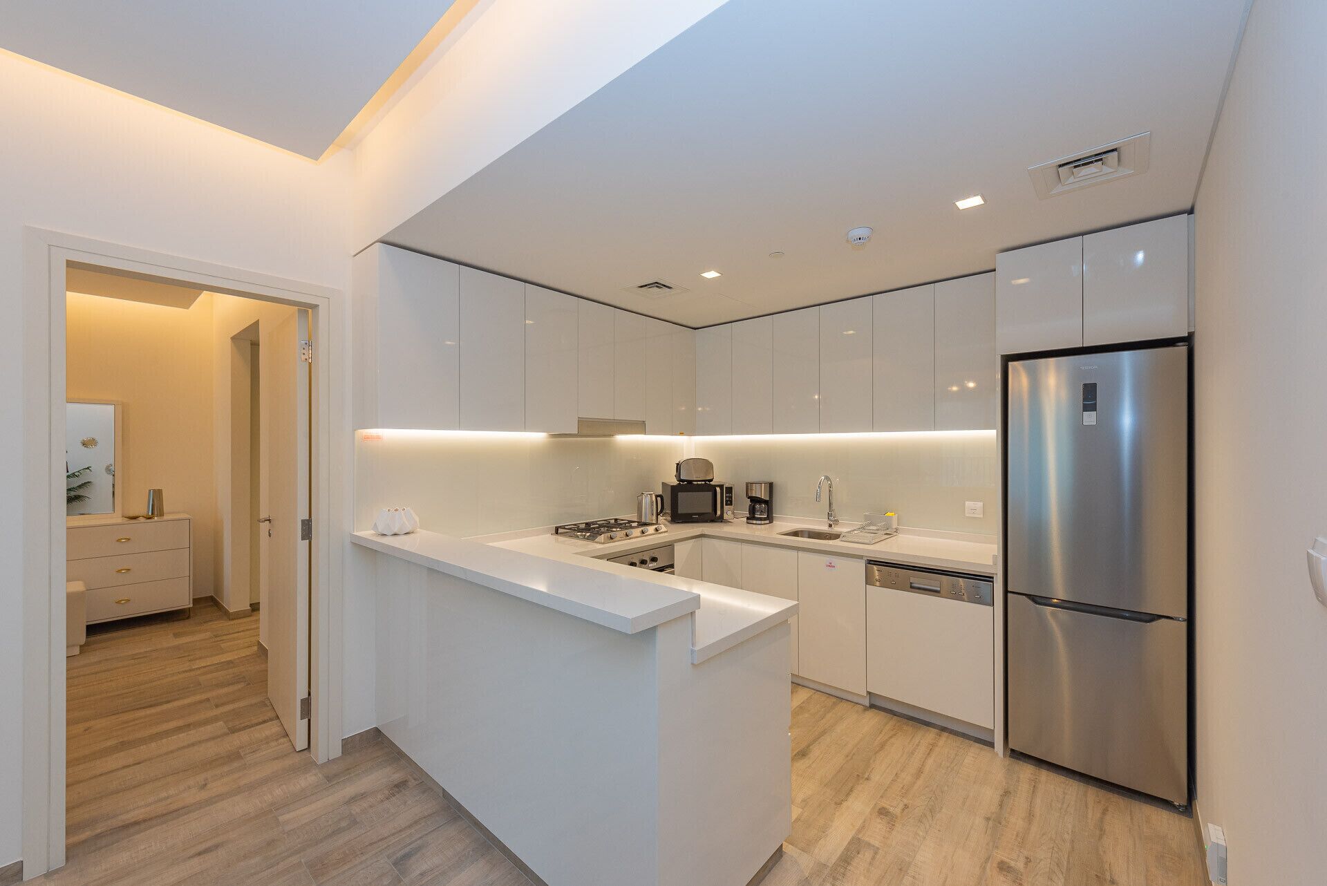 Kjøleskap, mikrobølgeovn, ovn og oppvaskmaskin