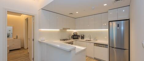 Kjøleskap, mikrobølgeovn, ovn og oppvaskmaskin