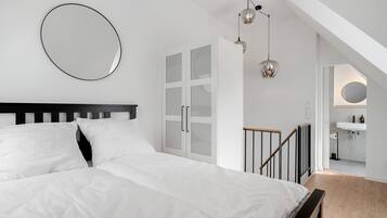 1 slaapkamer, een bureau, een strijkplank/strijkijzer, wifi