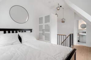 1 slaapkamer, een bureau, een strijkplank/strijkijzer, wifi