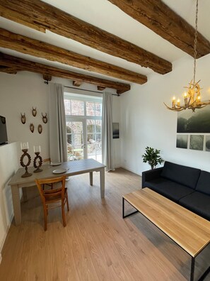 TV, fireplace - Apartment "Altes Forstamt" with Shared Terrace and Wi-Fi (Gernsbach)