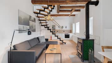 Een televisie en een open haard