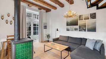 Een televisie en een open haard