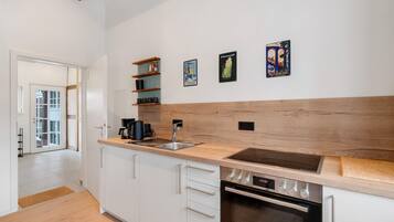 Køleskab, mikrobølgeovn, ovn, kogeplade