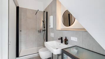 Een douche, gratis toiletartikelen, een haardroger, handdoeken