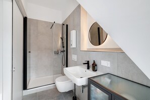 Een douche, gratis toiletartikelen, een haardroger, handdoeken