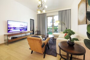 Appartement, vue ville | Coin séjour | Télévision LED de 64 pouces avec chaînes numériques