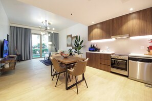 Private kitchen - 1BR with Beach Access La cote La mer (Madinat Zayed)