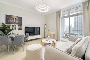 TV - Free housekeeping visits during your stay - StayShort - Refined 1 Bedroom Retreat Sleeps 4 in Dubai Marina (Dubai Marina)