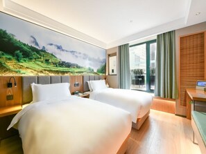 Signature Twin Room, City View | Desk, laptop workspace, iron/ironing board, free WiFi - Qiuguo Hotel-Beijing Sanlitun Branch (Beijing)