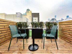 Signature Twin Room, City View | Desk, laptop workspace, iron/ironing board, free WiFi - Qiuguo Hotel-Beijing Sanlitun Branch (Beijing)