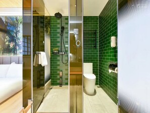 Habitación familiar, vistas a la ciudad | Baño | Ducha, artículos de higiene personal gratuitos y secador de pelo