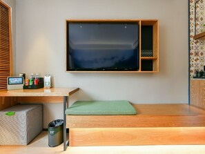 Senior Twin Room, City View | Desk, laptop workspace, iron/ironing board, free WiFi - Qiuguo Hotel-Beijing Sanlitun Branch (Beijing)