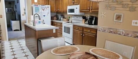 Frigorífico, microondas, horno y placa de cocina