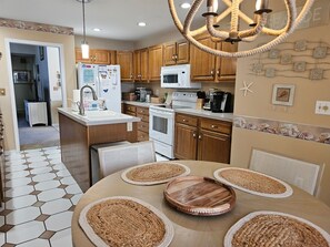 Fridge, microwave, oven, stovetop - CUTE AND COZY IN OCEAN PINES (Ocean Pines)