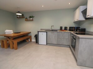 Cookware/dishes/utensils - Willow Barn (Chester)